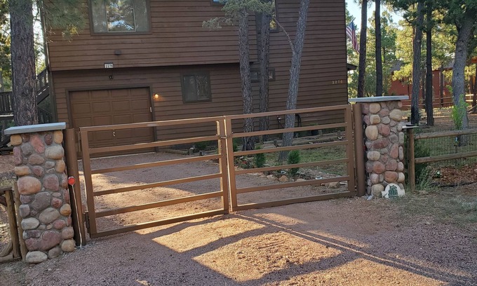 Zane Grey Cabin | Ideal Cabin Retreat: Kids & Pets Welcome in Gated Comfort