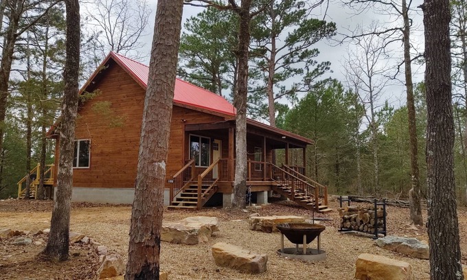 De Queen Cabin | Tranquil Cabin by De Queen Lake with Family-Friendly Amenities