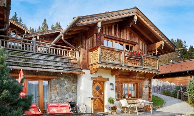 Hundsdorfl Apartment | Cozy Family Cabin for 6-8 at Almdorf Flachau