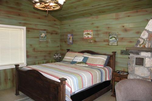 Dennis House | Cozy Getaway: Cabin Four On Stony Point Awaits You