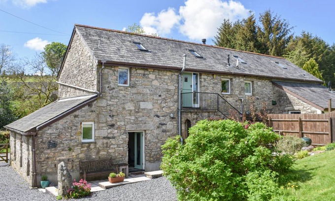 Newton Abbot Cottage | Cozy 2-Bedroom Cottage Ideal for Families and Pets