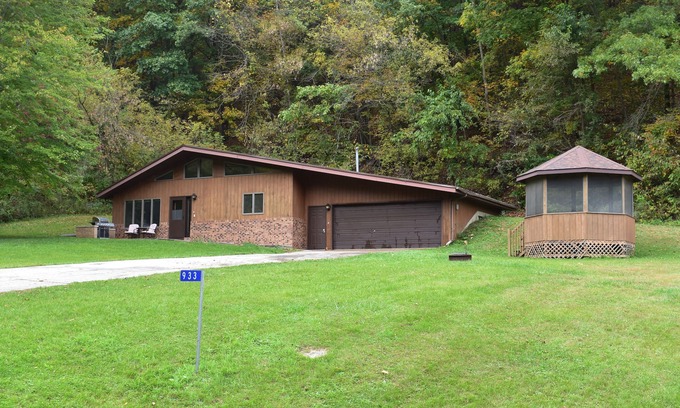 Harpers Ferry House | Experience Cabin in the Bluff - Minutes from the River!