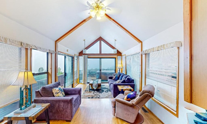 Brookings House | Pet-Friendly Cabin in the Clouds with Hot Tub Retreat