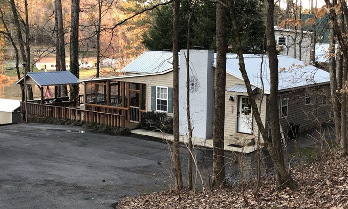 Guntersville House | Dog-Friendly Cabin in the Cove with Lake View & Spa