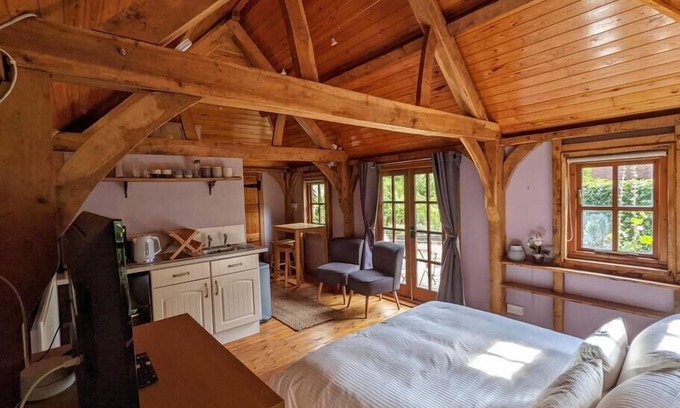 New Forest District Cabin | Idyllic Cabin in the Forest with Kitchen Amenities