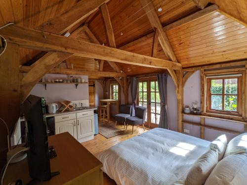 New Forest District Apartment | Forest Cabin Retreat - Guest Rated 9.7/10