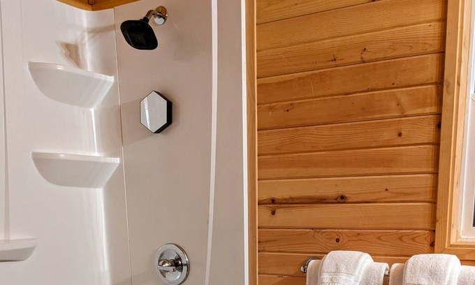 Cascade Locks Cabin | Cozy Cabin Retreat in Cascade Locks with Jacuzzi Tub