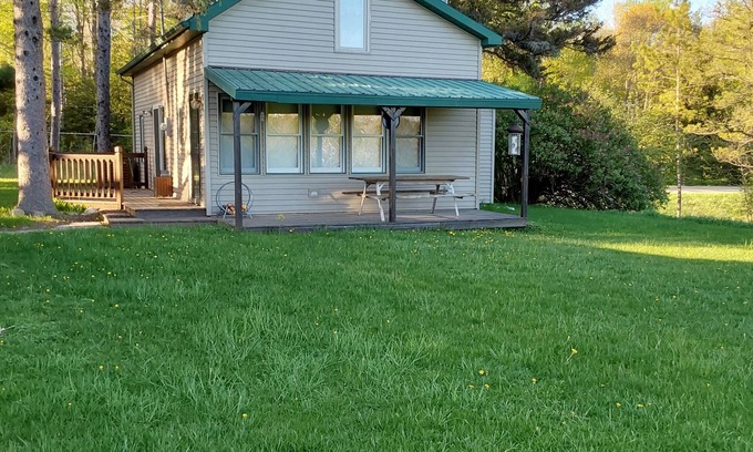 Curtis Township Cabin | Cozy Cabin in Huron National Forest with Breakfast & Kitchen
