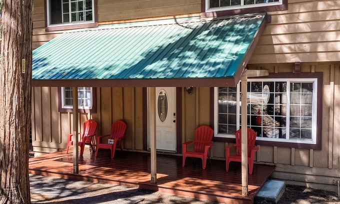 Shaver Lake House | Cozy Village Cabin with WiFi, Lake View & Family Loft
