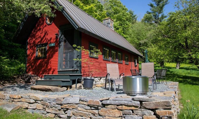 Barnard Cabin | Cozy Cabin in the Orchard with Pool & Lake Views