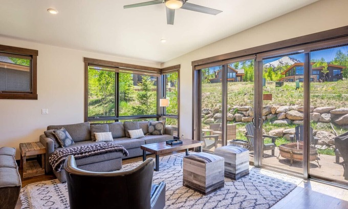 Silverthorne House | Pet Friendly Cabin in the Sky with Lake Views & Hot Tub