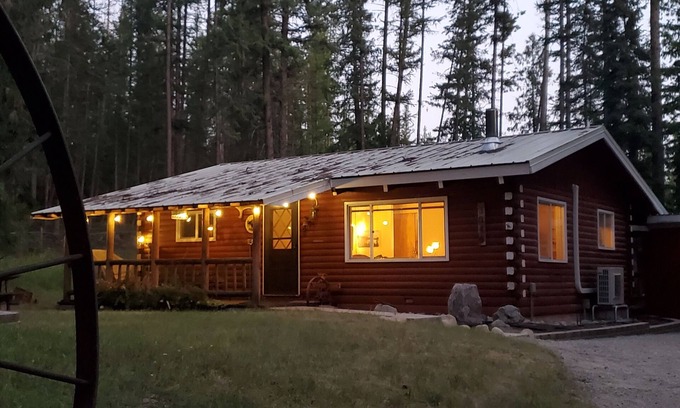 Eureka Cabin | Cozy Cabin Retreat: Ideal for Long Stays with Lake View