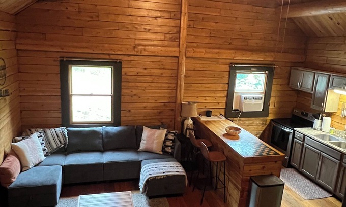 Huey Cabin | Experience the Cabin In The Woods: Pet-Friendly Retreat