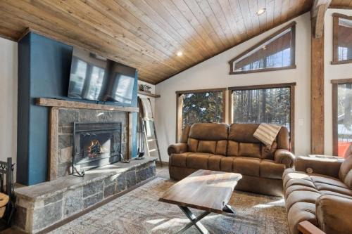 Whitefish House | Cozy Cabin in the Woods - Pet & Child Friendly Retreat