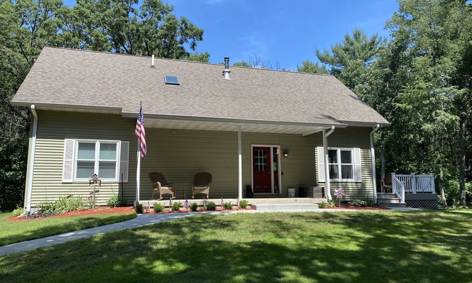 Necedah House | Cozy Cabin Retreat with Castle Rock Lake Access & Spa