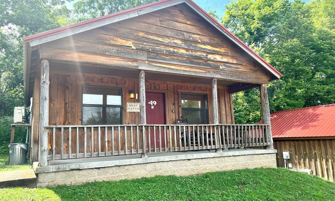 Mountain View Cabin | Cozy Cabin Steps from Courthouse Square with Breakfast