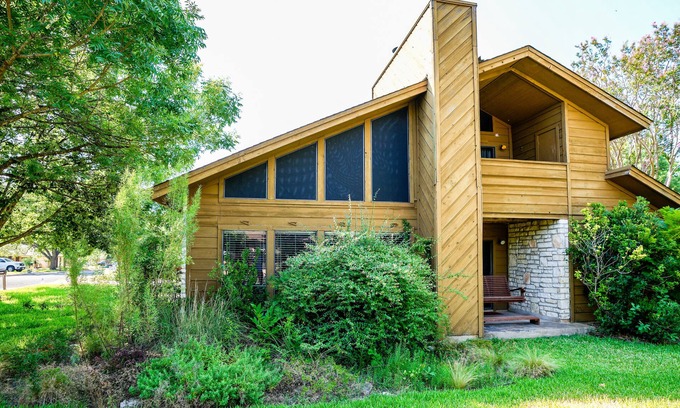 Travis Country House | Family-Friendly Cabin by Creek with Pet-Friendly Amenities