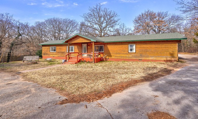 Norman Cabin | Cabin near Norman with Hot Tub & Pool