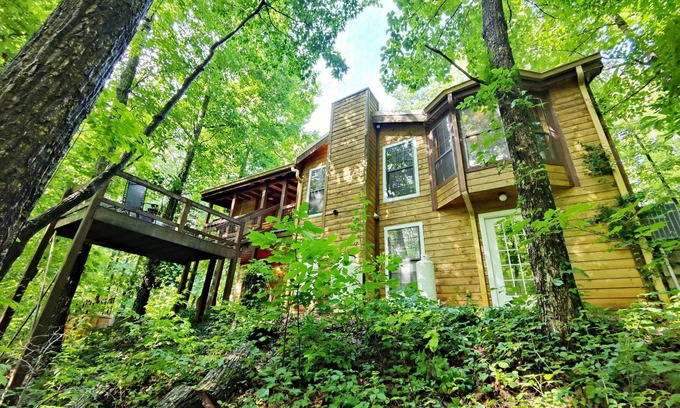 Monteagle Cabin | Idyllic Cabin in the Trees with Hot Tub & Firepit