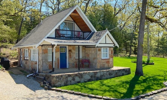 Osage Beach Cabin | Scenic Cabin No. 4 at The Old Swiss Village - Lake Views!
