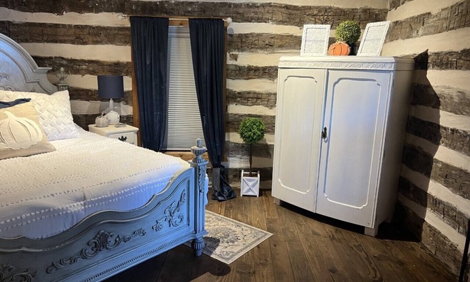 Glen Rose Cabin | Prime Cabin off the Square with Kitchen & Breakfast Included