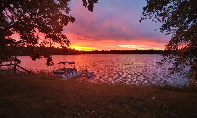 Backus Cabin | Cabin on 2.5 private acre lot with private dock! Family and dog friendly!