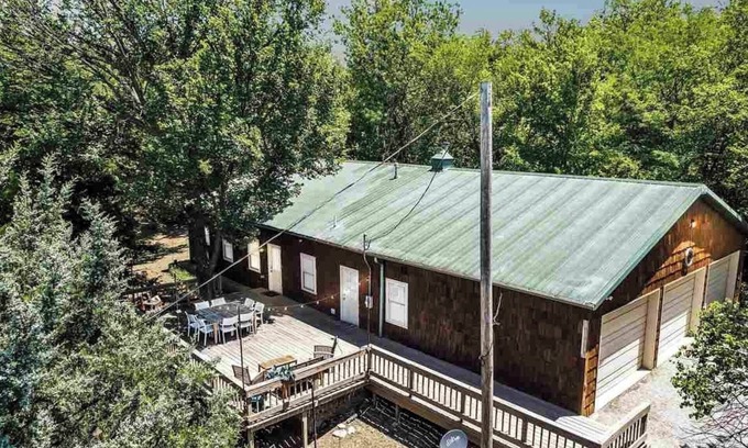 Ponca City Cabin | Tranquil Cabin Retreat Near Ponca City with Spa & Kitchen
