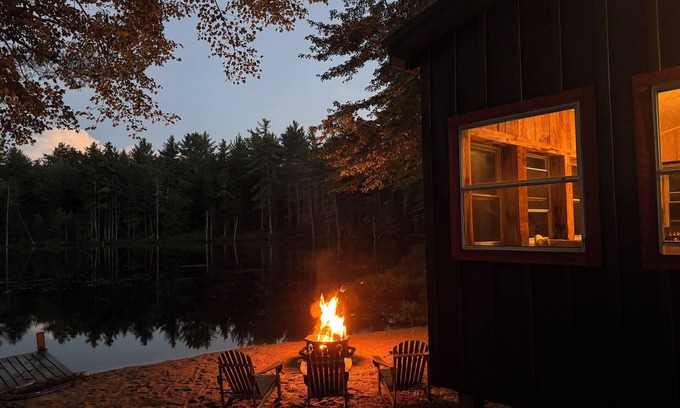 Hill Cabin | Tranquil Cabin by a Private Lake: Perfect for Fishing & Kayaking