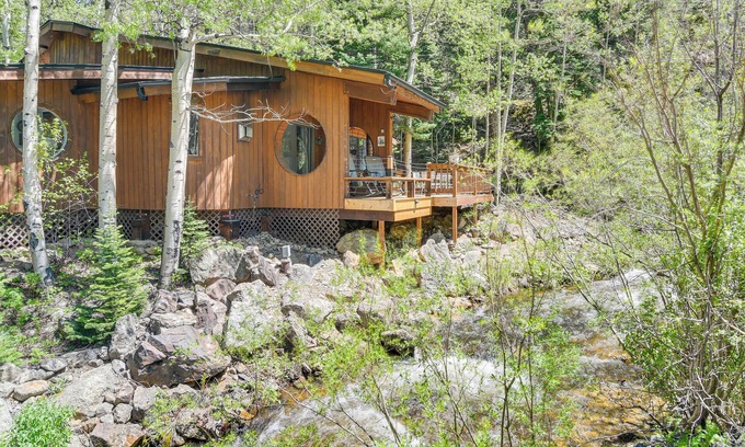 Black Hawk Cabin | Enchanting Cabin on Clear Creek with Spa & Breakfast