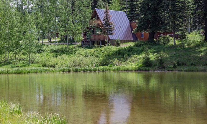 Purgatory House | Relaxing Cabin on Pond with Hot Tub - Pet Friendly Retreat