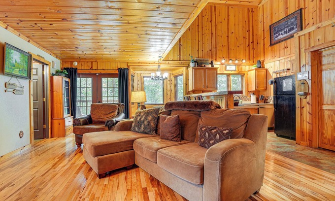 Blue Eye Cabin | Escape to Table Rock Lake: Hot Tub & Fire Pit Retreat