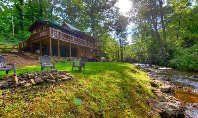 Sylva House | Pet-Friendly Cabin on the Creek with Hot Tub & Top Rating
