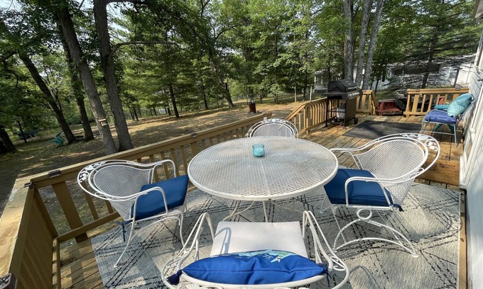 Atlanta Cottage | Inviting Cabin on the Lake with Ocean Views and Pet Friendly