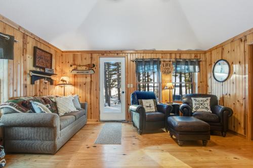 Three Lakes House | Cozy Cabin on the Loop-Lower: Family-Friendly Getaway