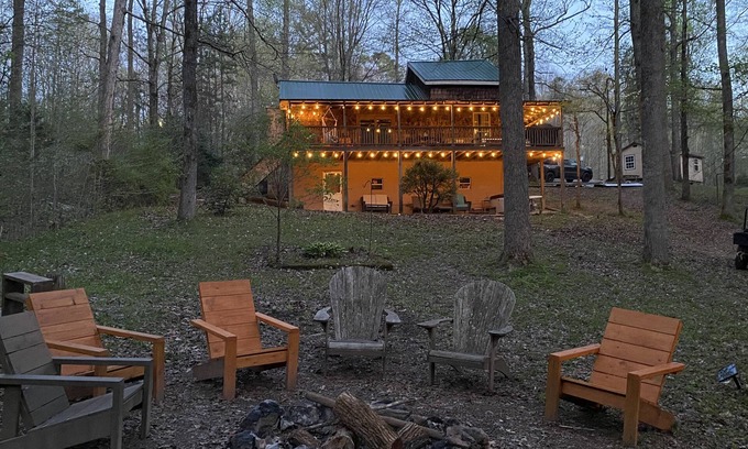 Jamestown Cabin | Idyllic Cabin on the Water with Kayaks, Hot Tub & Views