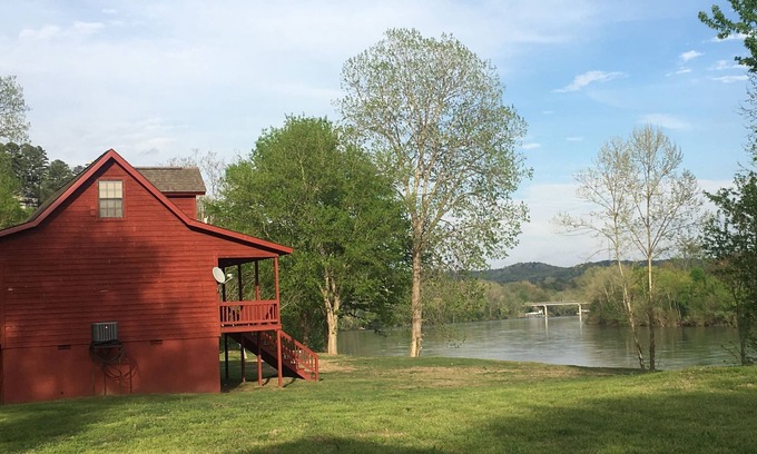 Calico Rock Cabin | Idyllic Cabin on the White River with Stunning Views