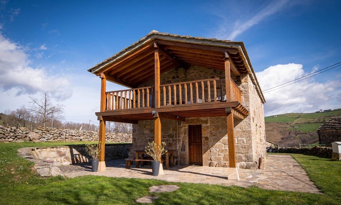 San Pedro del Romeral Cabin | Cozy Cabin Pasiega Las Suertes with Pool & Pet Friendly Stay