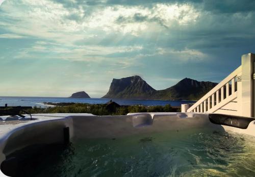 Vestvagøy House | Scenic Cabin Panorama Lofoten: Jacuzzi & Ocean Views