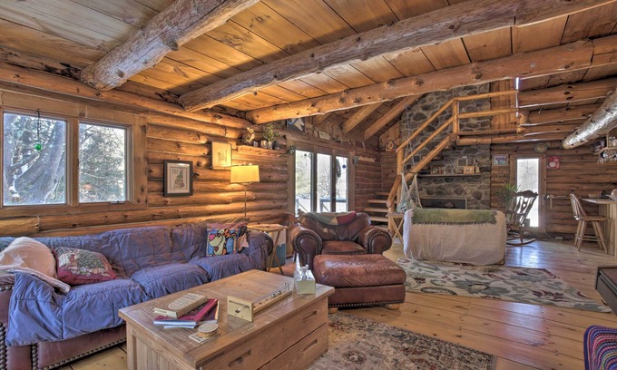 Henniker Cabin | Cozy Cabin with Hot Tub Near Pats Peak Ski Area