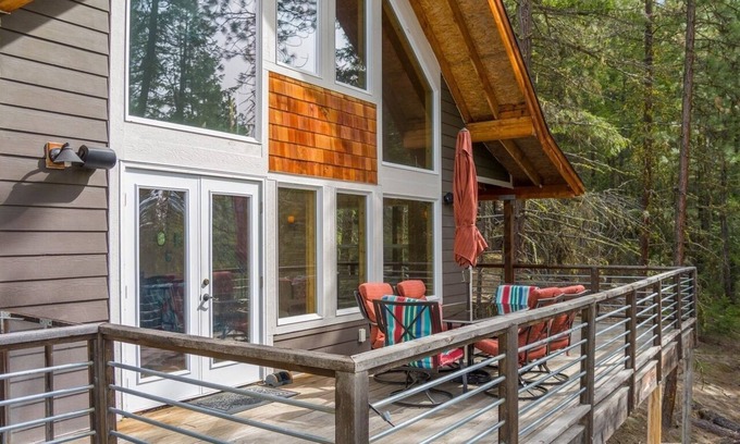 Leavenworth Cabin | Cabin retreat with full deck in Plain, WA