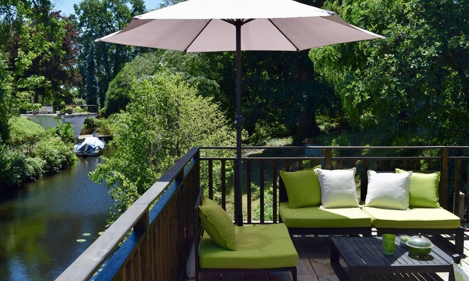 Cazaux House | Idyllic Cabin-Style Retreat with Private Pontoon & Spa