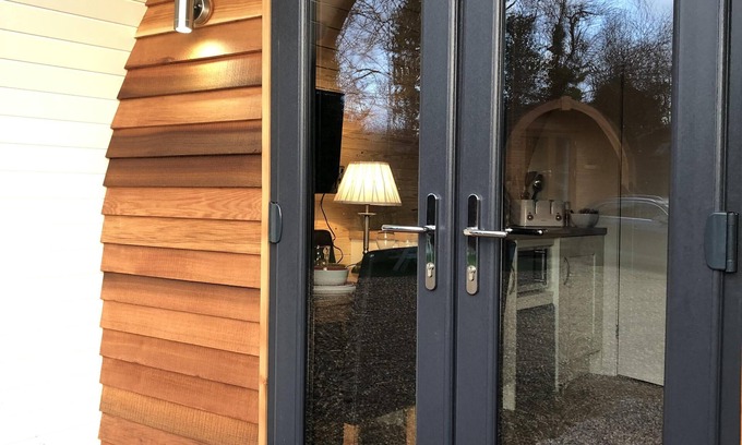 Whichford Cabin | Cozy Ensuite Cabin with Kitchen - Rabbit Burrow, Rated 9.4
