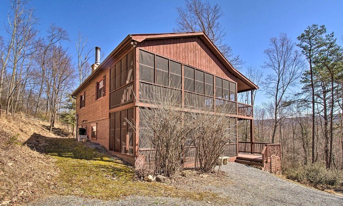 Mathias Cabin | Cozy Cabin with Decks & Fire Pit Near Lost River - 10/10 Rating!