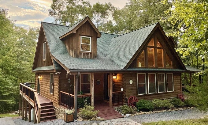 Lake Lure Cabin | Cozy Cabin with Game Room & Private River Trail Access