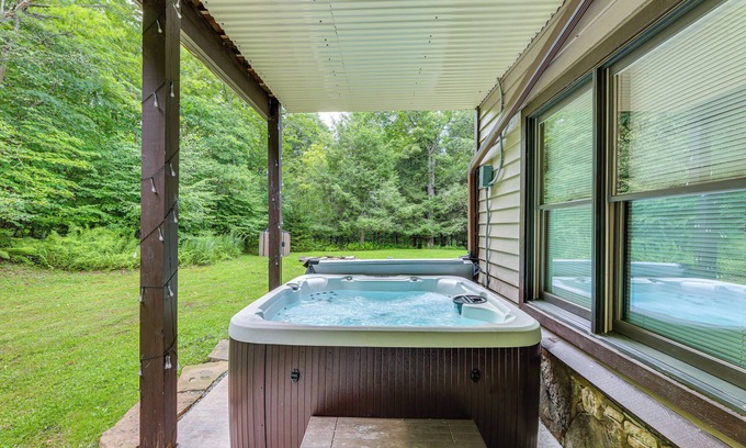 Snowshoe Cottage | Cozy Cabin with Hot Tub Near Snowshoe Mountain