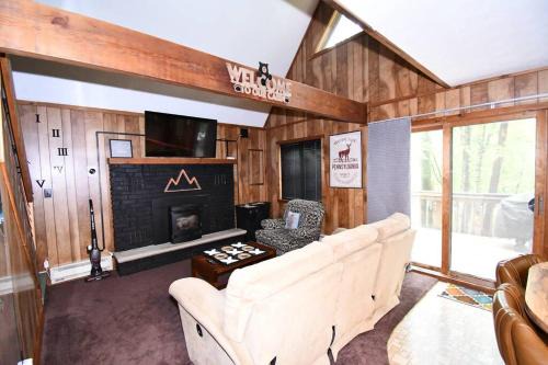 Bushkill House | Relaxing Cabin with Hot Tub, Pool & Fitness Near the Lake
