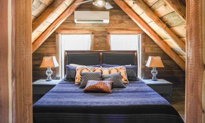Hye Cabin | Relaxing Cabin with Hot Tub and Wine Country Access