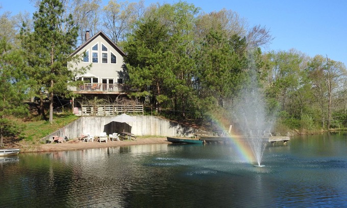 Carbondale House | Secluded Cabin with Private Beach near Carbondale, IL