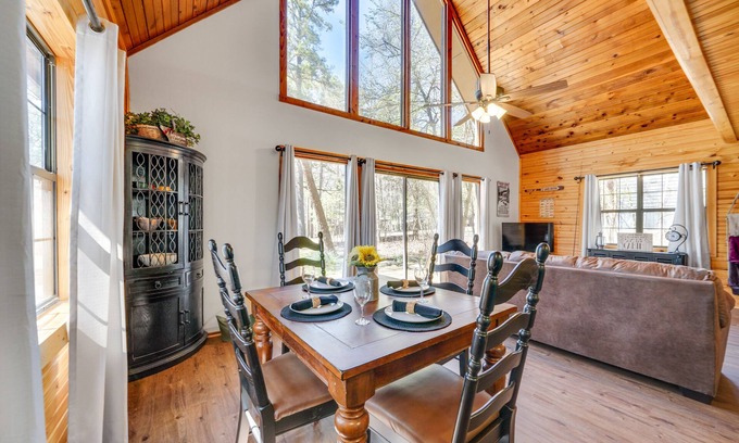 Broken Bow Cabin | Inviting Cabin with Private Hot Tub Near Broken Bow Lake