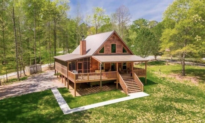 Chickamauga Lake Cabin | Pet-Friendly Cabin with Dock & Huge Screened Porch Escape